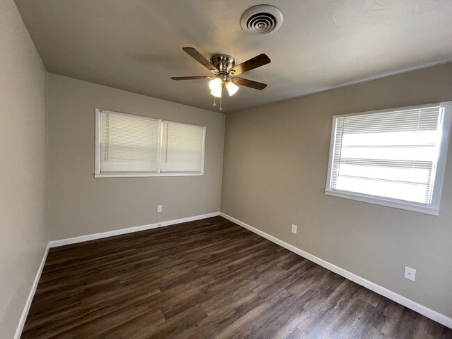 Building Photo - 606 Bangor Ave