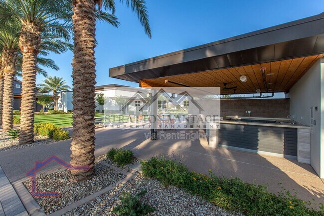 Building Photo - 9638 E Tesla Ave