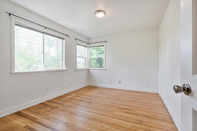 Building Photo - Inviting, remodeled 3-bdr/1.5-bath in Division/Hawthorne duplex—Privacy, A/C, parking, & storage