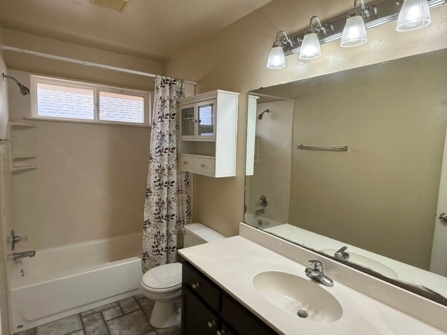 Building Photo - Great 3 Bed 2 Bath With Study In Edmond
