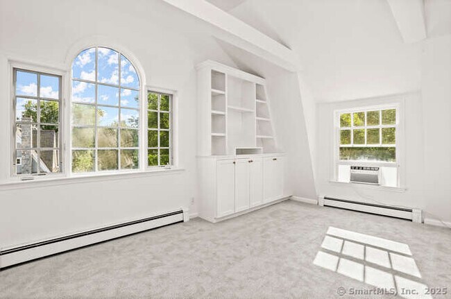 Building Photo - 465 Edward St