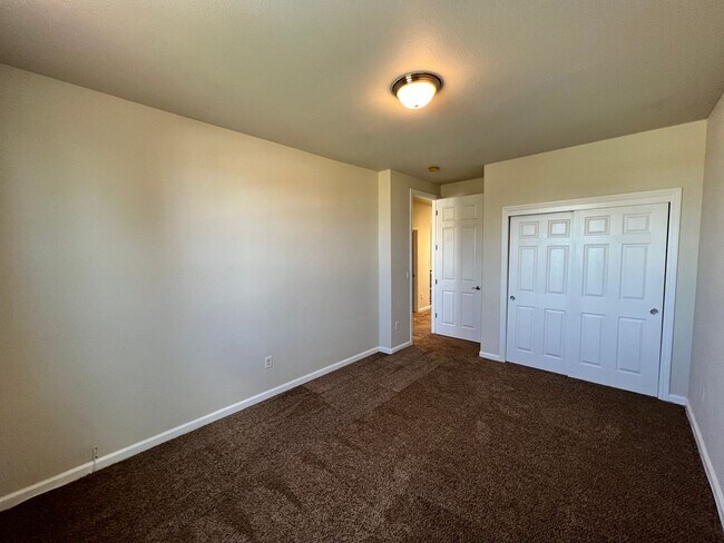 Building Photo - Beautiful 4 Bedroom Home in the Villas Gat...