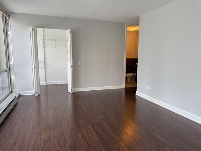 Building Photo - 340 W Diversey Pkwy