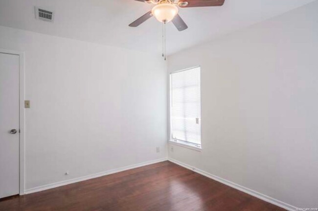 Building Photo - Perfect 3 BD 2 BA home near Alamo Heights ...