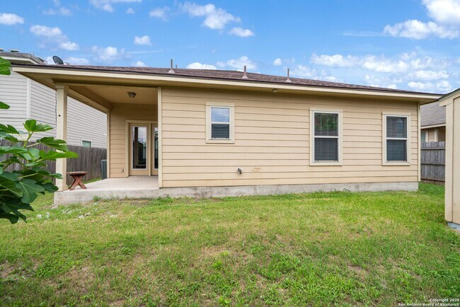 Building Photo - 4 bedroom, 2 1/2 bath located in Lakeview ...