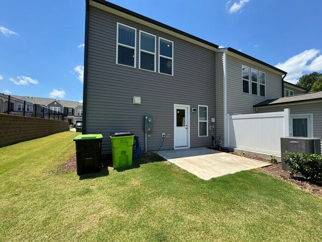 Building Photo - Fabulous Like-New End-Unit Townhome in Durham