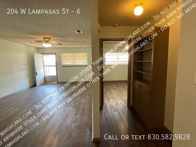 Building Photo - 204 W Lampasas St