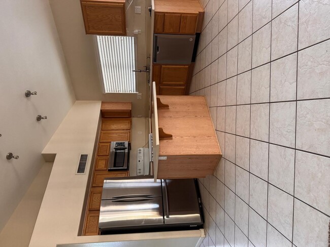 Building Photo - 979 E Brentrup Dr