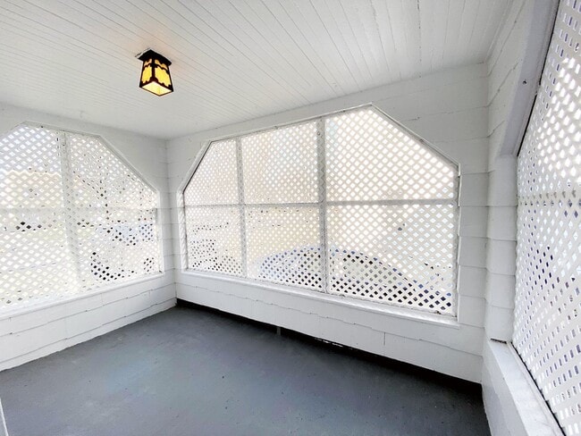 Building Photo - 4 Bed - 1 Bath Colonial for Rent in Clevel...
