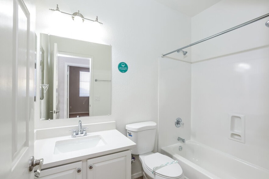 Building Photo - 6651 W Townley Ave