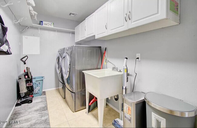 Building Photo - 1277 W Busa Dr