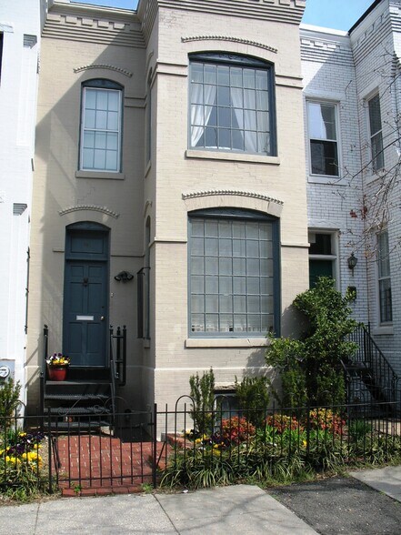 Building Exterior - 206 E St NE