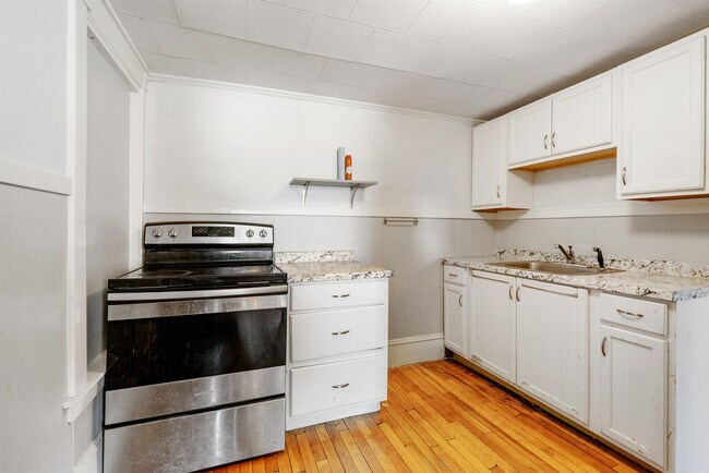 Building Photo - 4 Elm St