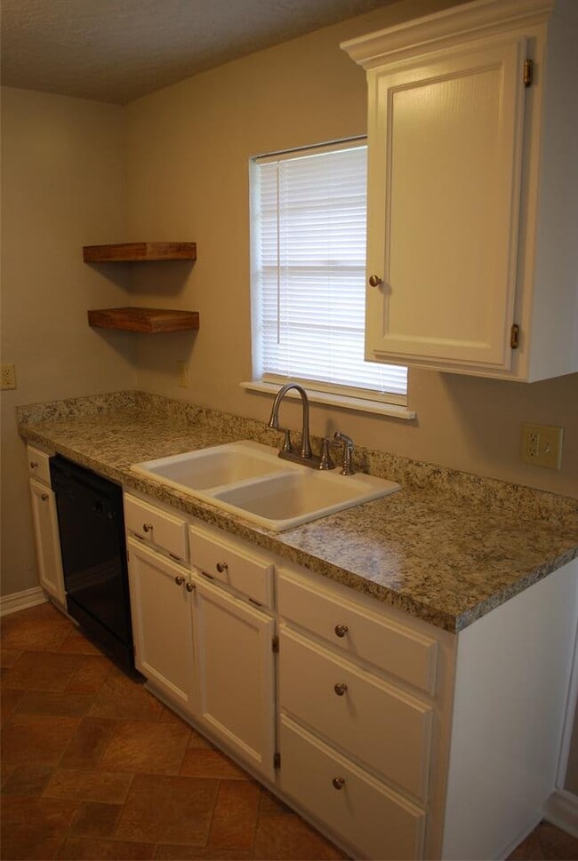 Building Photo - 1701 Parkview Terrace