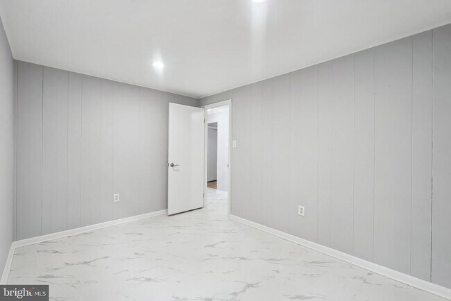 Building Photo - 9239 Vernon Dr