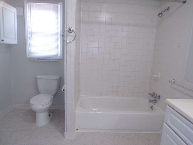 Building Photo - 3 BDRM, 2 BA Rambler w/ Basement - Great l...