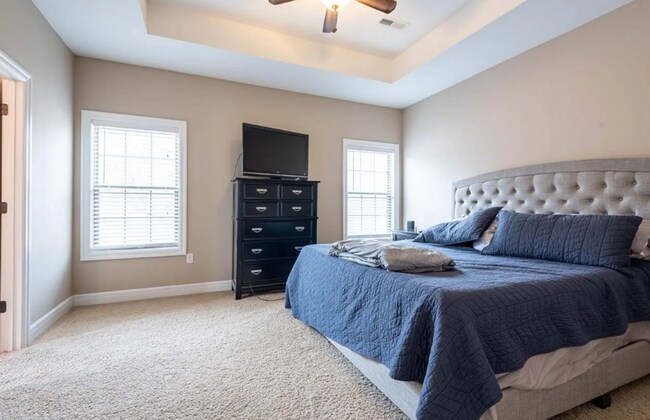 Building Photo - BEAUTIFUL HOME ON WEST SIDE!! SCREENED IN PATIO! FENCED IN YARD!