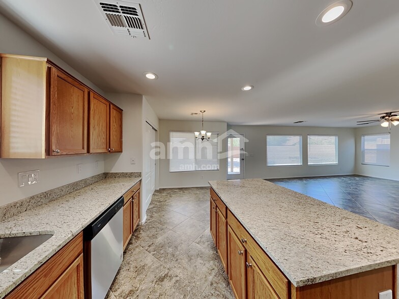 Building Photo - 3910 E Hematite Ln