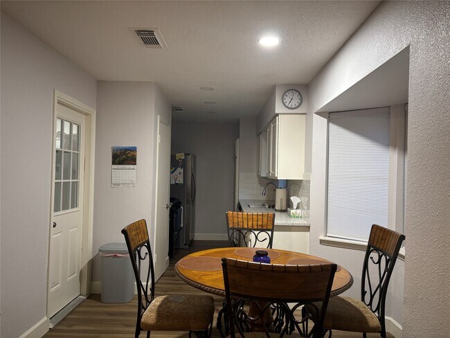 Building Photo - 2112 Sierra Dr