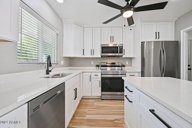 Building Photo - 1226 W Rancho Dr