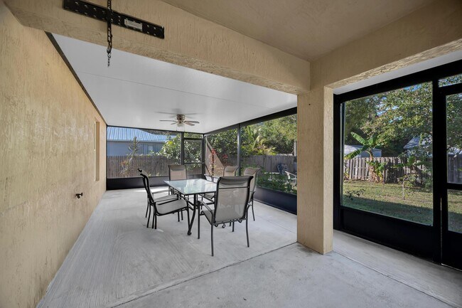 Building Photo - 1037 SW Payne Ave