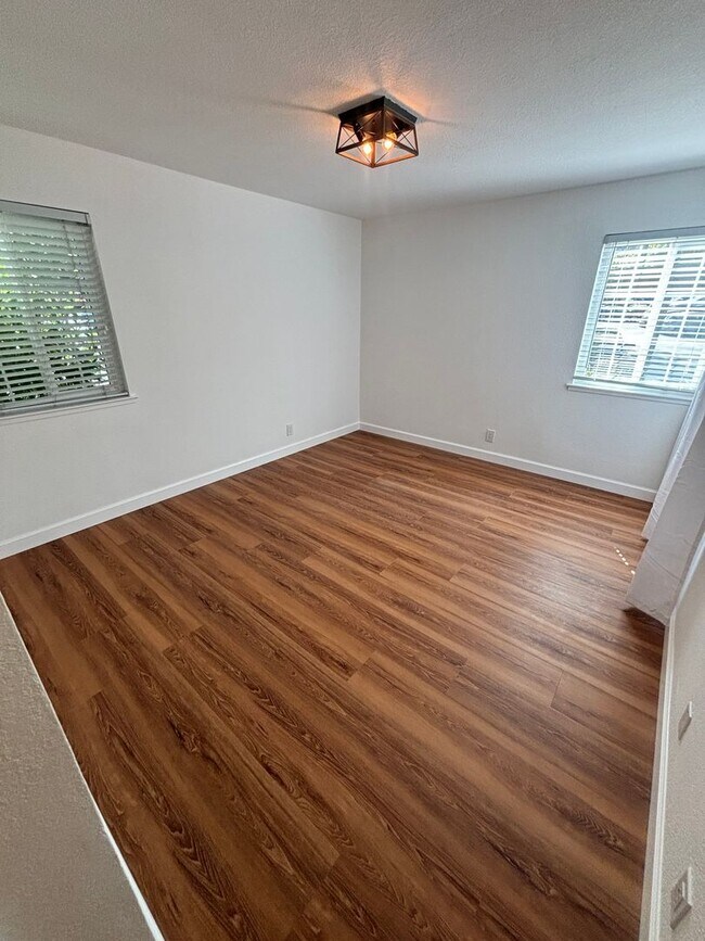 Building Photo - 495 Canyon Oaks Dr