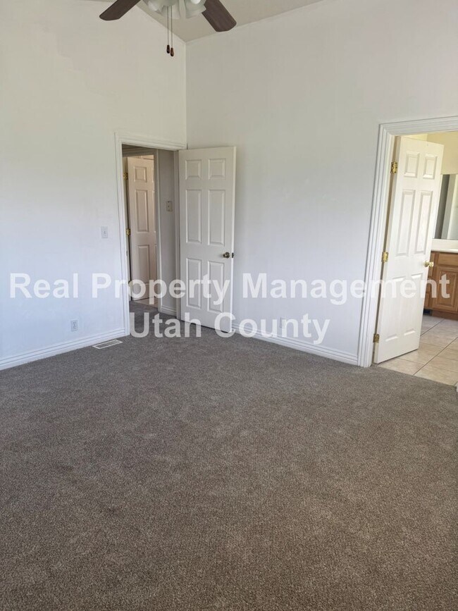 Building Photo - Large Home in Lehi!