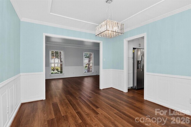 Building Photo - 2438 Knickerbocker Dr