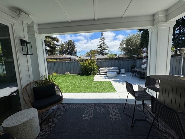 Building Photo - Amazing San Carlos Home