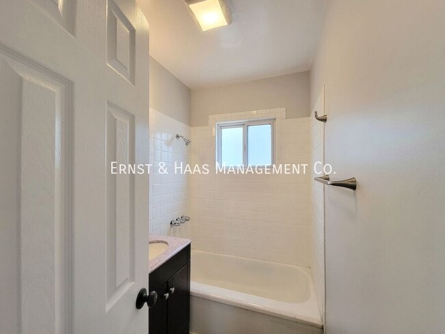 Building Photo - 3527 Pine Ave