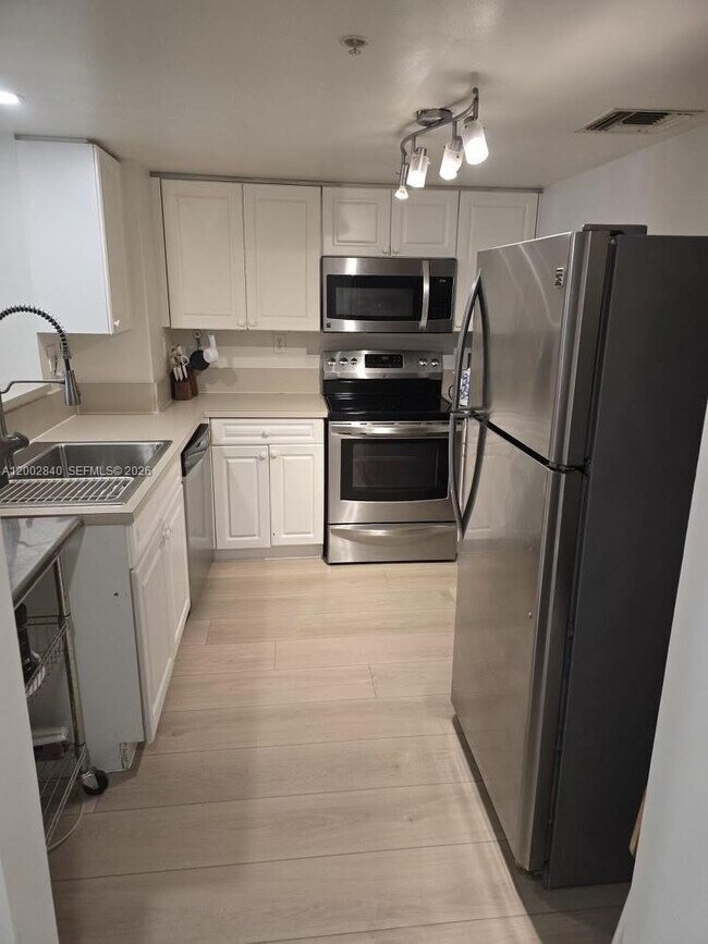 Building Photo - 520 SE 5 Ave