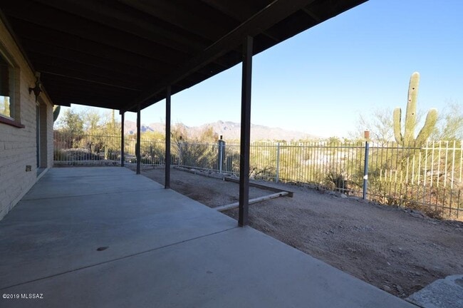Building Photo - 5050 N Hillcrest Dr