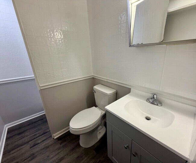 Building Photo - 2081-2083 Shangrai La Dr SE