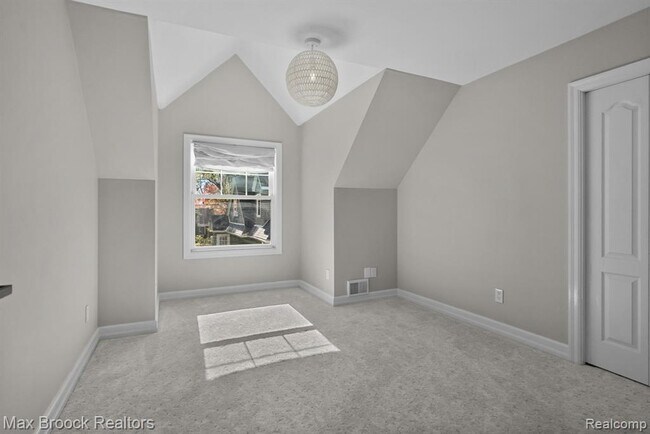 Building Photo - 2120 Buckingham Ave