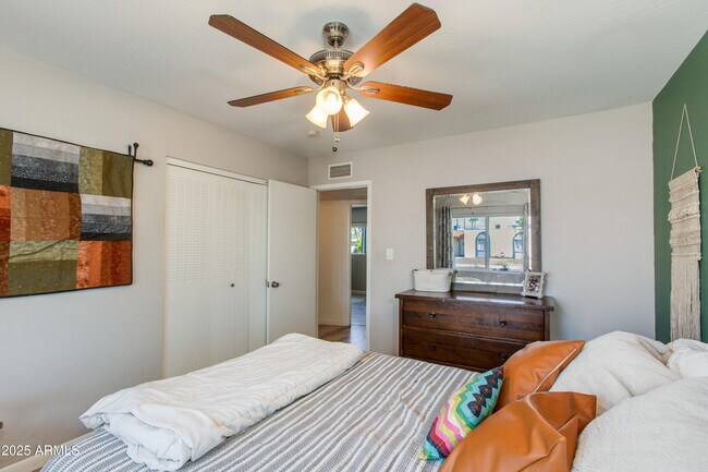 Building Photo - 3009 E Dahlia Dr