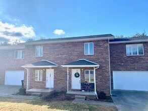 Building Photo - Beautiful 3 Bedroom, 2.5 Bathroom Condo