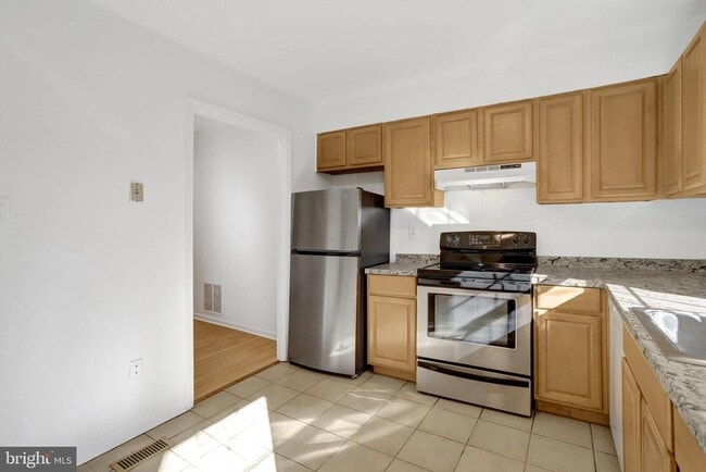 Building Photo - 9911 Whitewater Dr