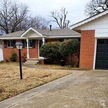 Building Photo - 700 N Woodland Dr