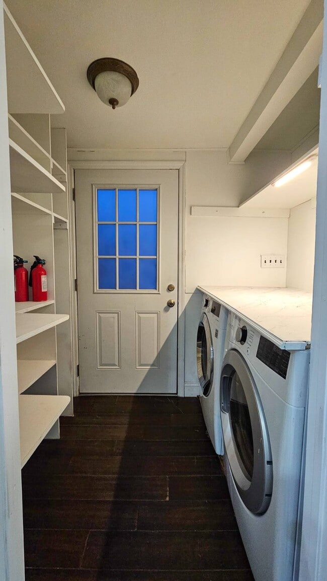 Building Photo - 5 Ontario Dr