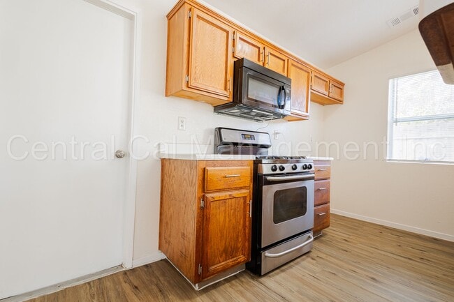 Building Photo - 3 Bedroom, 2 Bath Home - $2100 per month!