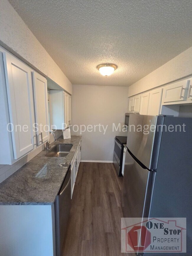 Building Photo - Renovated 3-bedroom, 2-bathroom home in Lee's Summit!