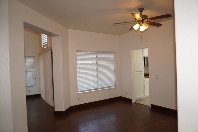 Building Photo - 10386 Meadow Creek Dr