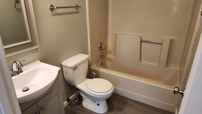 Building Photo - Nice Split Level Home- Ready for you to Call Home Today!