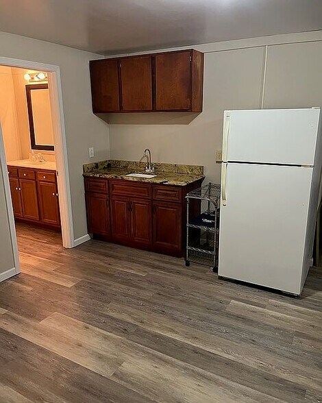 Kitchenette - 2368 Bateman Bridge Rd