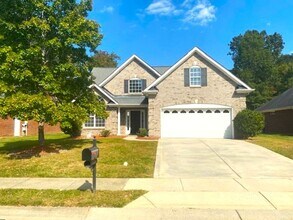 Building Photo - 4 Bedroom! Private Pool!