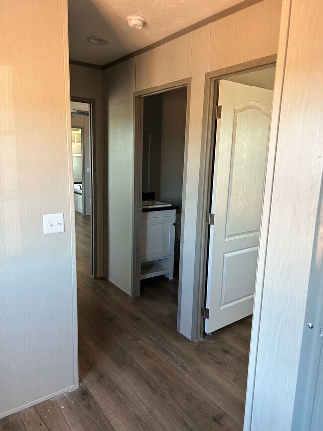 Building Photo - 2 bed 2 bath / horse facility.