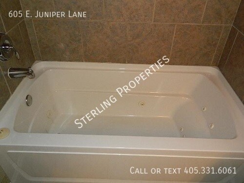 Building Photo - 605 E Juniper Ln