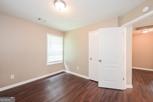 Building Photo - 6593 Grand Hickory Dr