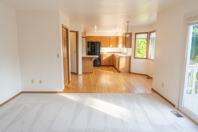 Building Photo - 3Bd/2.5Ba Bellevue House( Newport Hill)