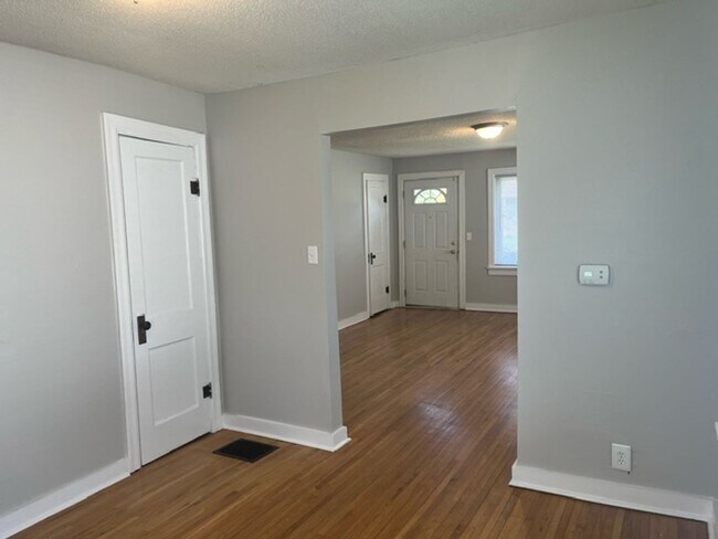 Building Photo - Charming 2 Bedroom Bungalow